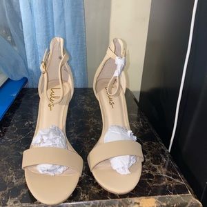 Lulus beigh stilletos heels
